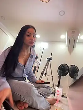 ariel jonees online show from November 2025 05:12:02 PM