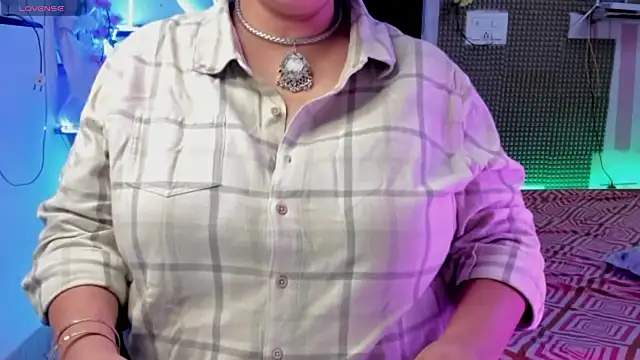 Snapshot of Gulabi_Queen chatting on March 2025 02:43:02 PM Gulabi Queen online show from March 2025 02:43:02 PM