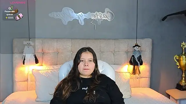Snapshot of Laia_and_Aloby chatting on October 2025 10:19:01 PM Laia and Aloby online show from October 2025 10:19:01 PM