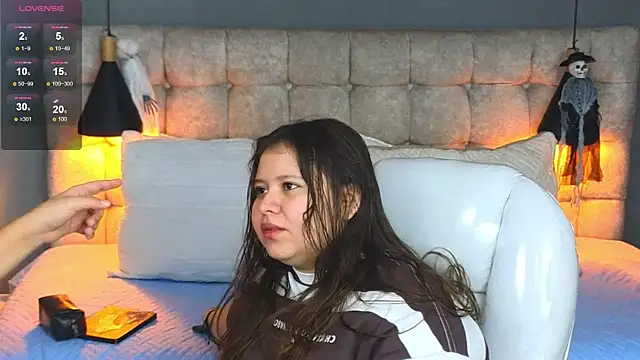 Snapshot of Laia_and_Aloby chatting on October 2025 10:19:02 PM Laia and Aloby online show from October 2025 10:19:02 PM