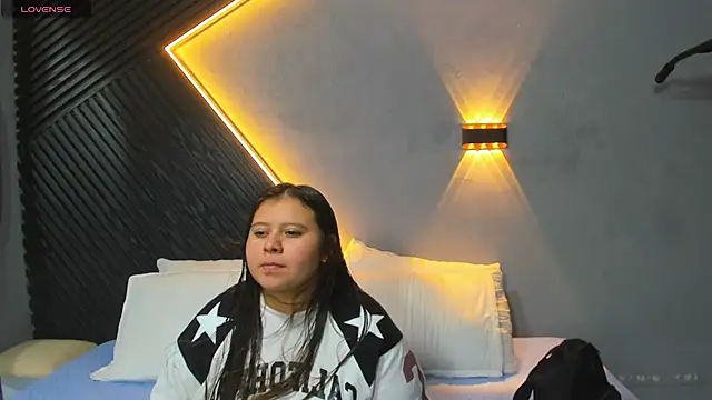 Snapshot of Laia_and_Aloby chatting on July 2026 01:30:01 AM Laia and Aloby online show from July 2026 01:30:01 AM