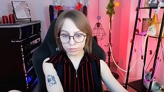 Snapshot of AphexQueen chatting on December 2024 01:07:02 PM AphexQueen online show from December 2024 01:07:02 PM