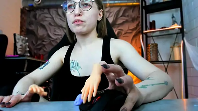 Snapshot of AphexQueen chatting on February 2025 04:10:01 PM AphexQueen online show from February 2025 04:10:01 PM