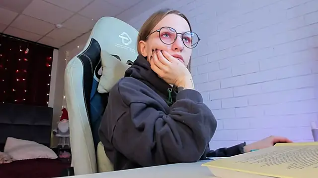 Snapshot of AphexQueen chatting on February 2025 08:42:01 PM AphexQueen online show from February 2025 08:42:01 PM