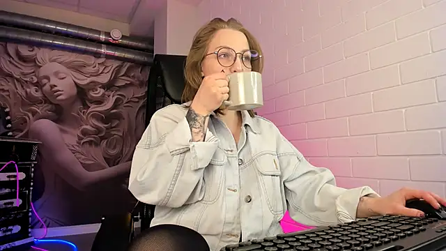 Snapshot of AphexQueen chatting on September 2025 09:22:02 AM AphexQueen online show from September 2025 09:22:02 AM