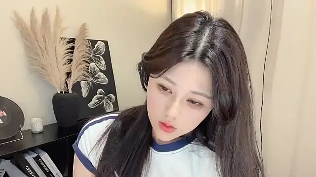 Snapshot of Strawberrybabyy1 chatting on March 2025 02:44:01 PM Strawberrybabyy1 online show from March 2025 02:44:01 PM