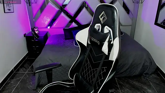 Snapshot of Nahomi-Hill chatting on January 2025 01:11:01 AM Nahomi-Hill online show from January 2025 01:11:01 AM