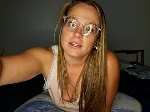 Snapshot of MrandMrsPooks chatting on September 2025 07:02:02 AM MrandMrsPooks online show from September 2025 07:02:02 AM