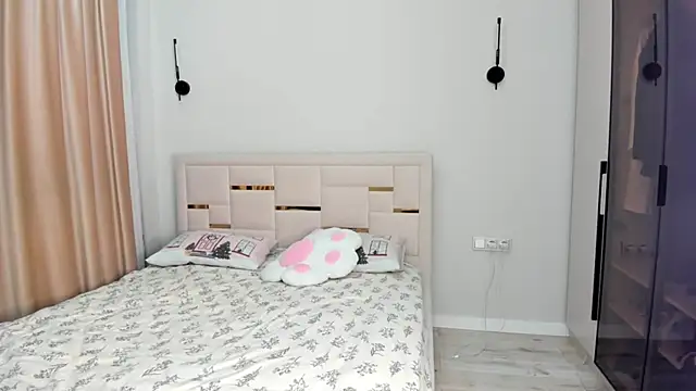 Lola Peach online show from December 2025 03:00:01 AM