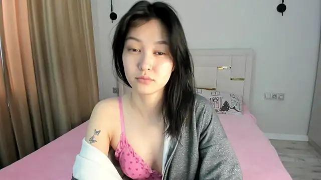 Lola Peach online show from April 2026 05:12:02 AM