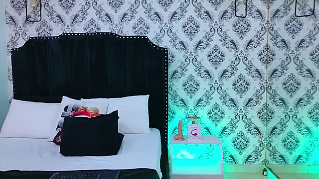 SaaraBrown online show from November 2025 04:17:01 PM