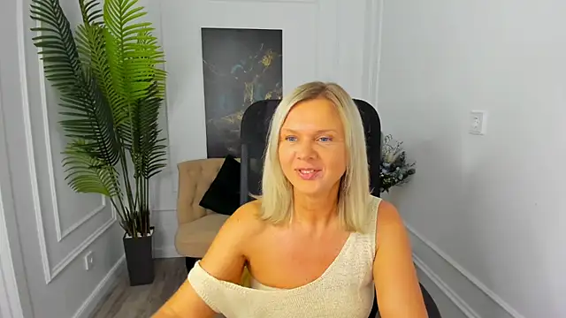 AgathaKlouin online show from October 2025 07:10:02 PM