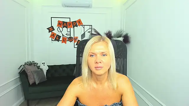 AgathaKlouin online show from October 2025 07:58:02 PM