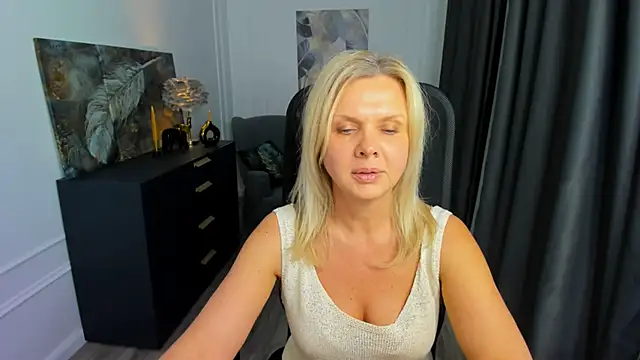 AgathaKlouin online show from April 2026 11:36:01 AM