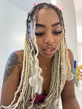 Alondrasparrow2 online show from May 2026 11:24:01 PM