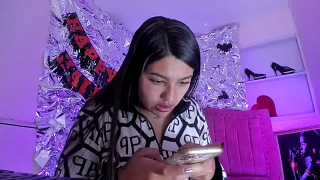 SarahStones online show from November 2025 12:18:01 PM