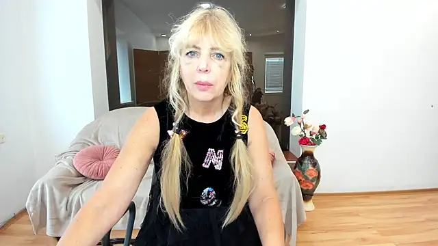 Snapshot of Anna_Diax chatting on October 2025 11:44:02 AM Anna Diax online show from October 2025 11:44:02 AM