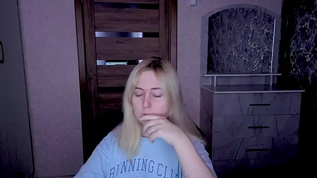 Snapshot of Kristy-Max chatting on April 2026 08:39:02 PM Kristy-Max online show from April 2026 08:39:02 PM