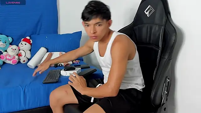 Snapshot of Tonny_twink_ chatting on April 2026 02:25:02 AM Tonny twink online show from April 2026 02:25:02 AM