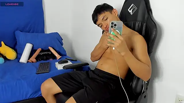 Snapshot of Tonny_twink_ chatting on June 2026 01:51:02 AM Tonny twink online show from June 2026 01:51:02 AM