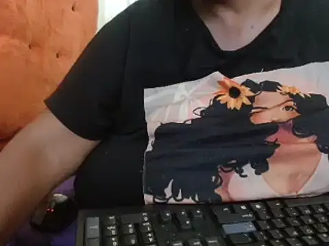 Snapshot of tinagiant chatting on February 2025 01:43:02 PM tinagiant online show from February 2025 01:43:02 PM