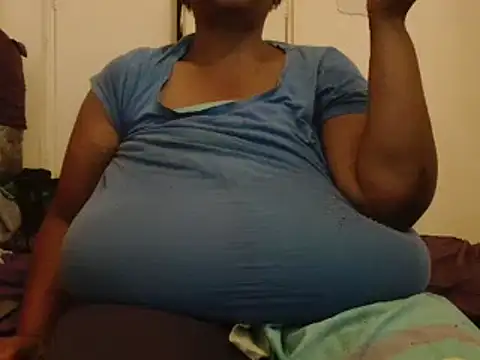 Snapshot of tinagiant chatting on February 2025 04:47:01 PM tinagiant online show from February 2025 04:47:01 PM