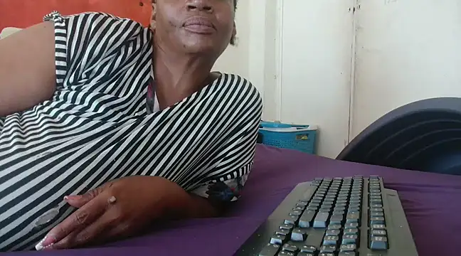 Snapshot of tinagiant chatting on February 2025 06:29:02 AM tinagiant online show from February 2025 06:29:02 AM