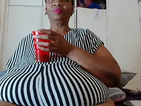 Snapshot of tinagiant chatting on March 2025 10:55:02 AM tinagiant online show from March 2025 10:55:02 AM