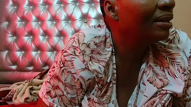 Snapshot of tinagiant chatting on September 2025 10:15:02 AM tinagiant online show from September 2025 10:15:02 AM