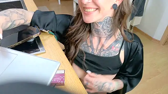 Snapshot of BrownieyQueen chatting on March 2025 09:43:01 AM BrownieyQueen online show from March 2025 09:43:01 AM