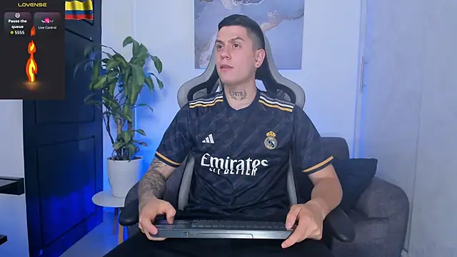 Yeiko Romero  online show from November 2025 05:45:02 PM