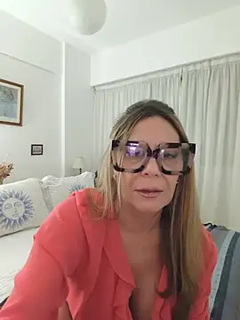 lolavalecuatro online show from July 2026 09:40:02 PM