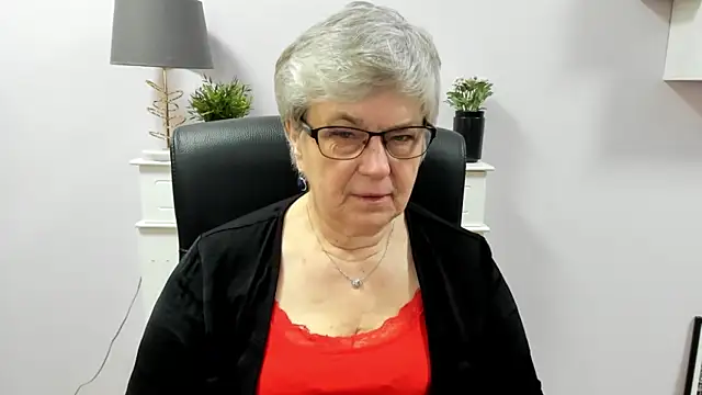 Snapshot of IrisDream chatting on April 2026 06:05:01 AM IrisDream online show from April 2026 06:05:01 AM