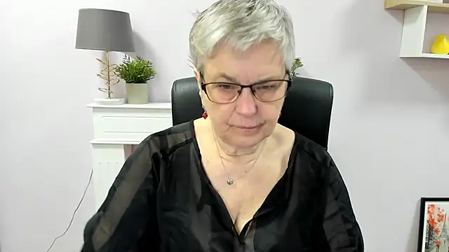 Snapshot of IrisDream chatting on May 2026 06:11:01 AM IrisDream online show from May 2026 06:11:01 AM
