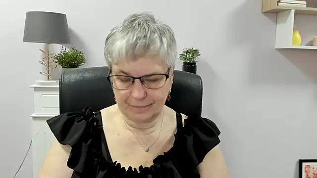 Snapshot of IrisDream chatting on May 2026 06:08:02 AM IrisDream online show from May 2026 06:08:02 AM
