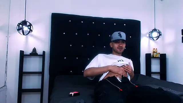 Snapshot of Liam_crox chatting on December 2024 03:31:02 PM Liam crox online show from December 2024 03:31:02 PM