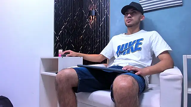 Snapshot of Liam_crox chatting on December 2024 07:48:02 PM Liam crox online show from December 2024 07:48:02 PM