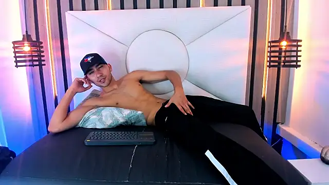 Liam crox online show from March 2025 07:34:02 PM