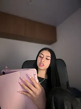 maddy bronw  online show from March 2025 05:30:01 AM