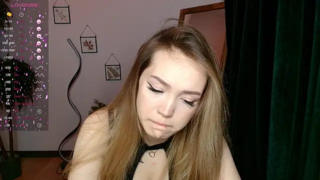 Snapshot of Evia_r0se chatting on January 2025 10:50:02 AM Evia r0se online show from January 2025 10:50:02 AM