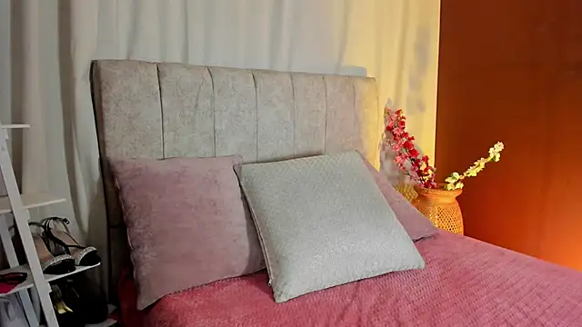 Little Ivy online show from September 2025 07:06:02 PM