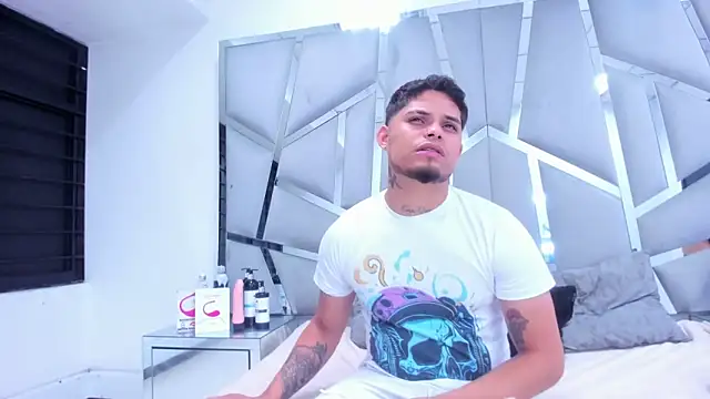 Snapshot of MelissaAndZeuss chatting on February 2025 05:23:01 AM MelissaAndZeuss online show from February 2025 05:23:01 AM