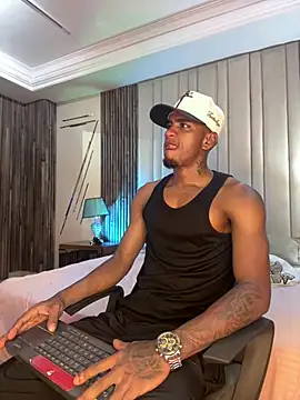 AaronCruz  online show from February 2026 03:32:02 AM