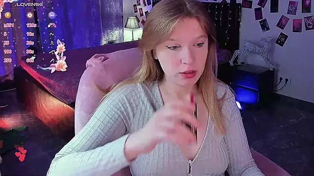Snapshot of KarambaMoon chatting on June 2026 08:29:02 PM KarambaMoon online show from June 2026 08:29:02 PM