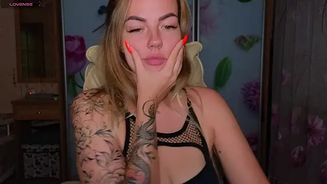 Snapshot of EmilyRobbie chatting on September 2025 03:50:01 PM EmilyRobbie online show from September 2025 03:50:01 PM