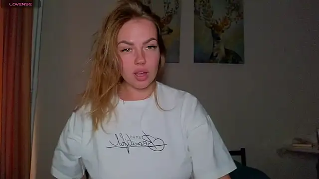 Snapshot of EmilyRobbie chatting on April 2026 03:44:01 PM EmilyRobbie online show from April 2026 03:44:01 PM