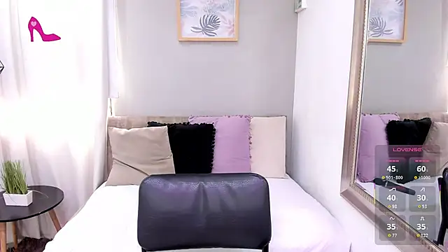 Snapshot of LenaRuiz_ chatting on April 2026 12:11:02 PM LenaRuiz online show from April 2026 12:11:02 PM