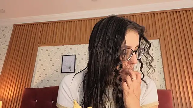 Snapshot of Princess_Violett chatting on May 2026 02:33:01 PM Princess Violett online show from May 2026 02:33:01 PM