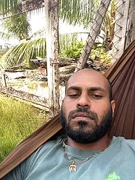 islandvybee55 online show from November 2025 05:02:02 PM