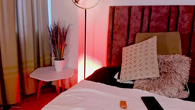 Snapshot of HollyHudsonn chatting on December 2024 11:55:01 AM HollyHudsonn online show from December 2024 11:55:01 AM